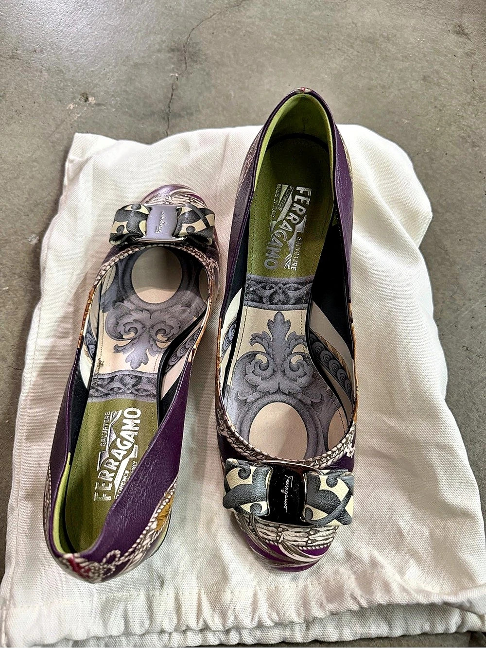 Salvatore Ferragamo Vara Bow Printed Low Block Heel Pump Pumps in Purple &